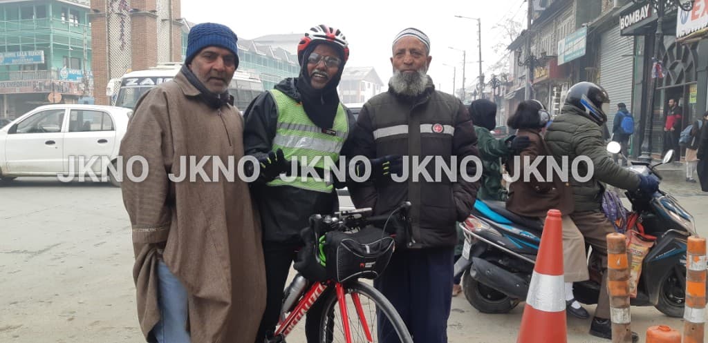 Bobba Ravinder Reddy posing with local residents on a Kashmir street