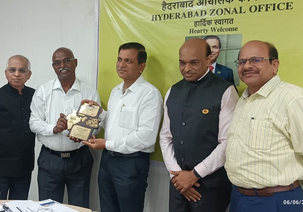 Bobba Ravinder Reddy receiving a commemorative plaque at the GAIL Hyderabad Zonal Office
