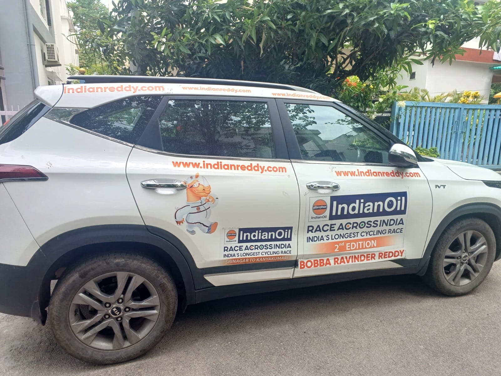 Support car branded with indianreddy.com and IndianOil Race Across India livery, side view