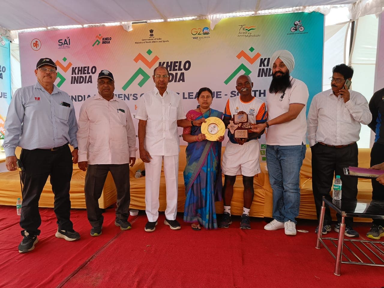 Bobba Ravinder Reddy receiving an award on stage at a Khelo India Women's Cycling League event