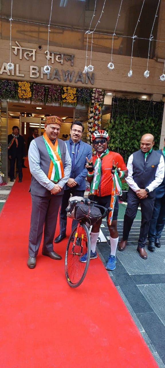 Bobba Ravinder Reddy being welcomed with his bicycle by GAIL officials at the flower-decorated GAIL Bhawan entrance